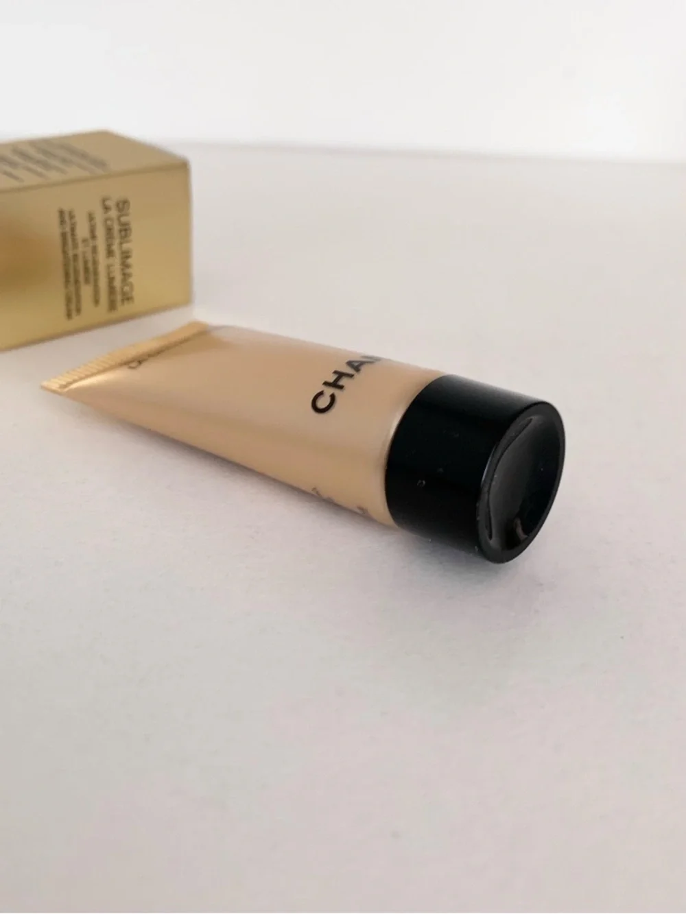 Hold CHANEL Sublimage La Crème Lumière - Picture 12 of 15
